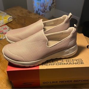 Skechers Go Walk Taupe Women’s 7 in Box
